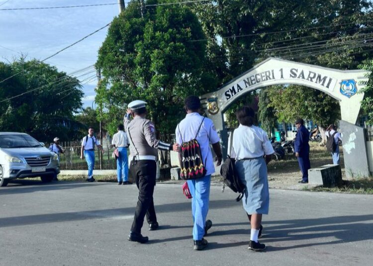Ciptakan arus Lalulintas yang kondusif, Personil Sat Lantas Polres Sarmi rutin pengaturan pagi hari