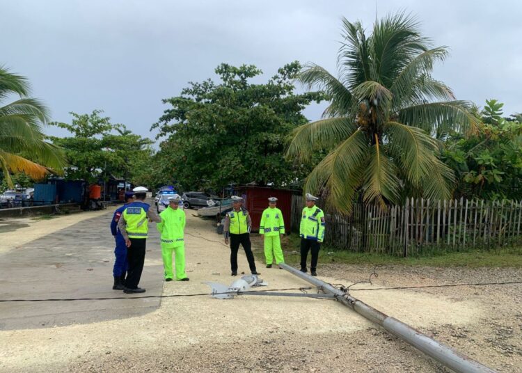 Patroli Satlantas Himbau Pengguna Jalan Agar Berhati-Hati Saat Musim Hujan