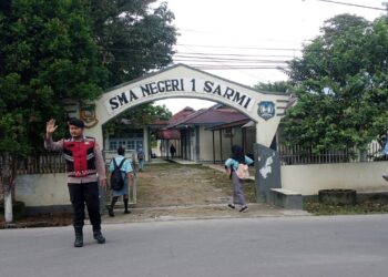 Personil Polsek Sarmi Kota gelar pengaturan Lalulintas di depan sekolah