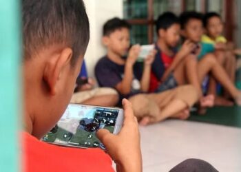 Tak Hanya Mendadak Tantrum, Ini Sederet Ciri Anak Sudah Kecanduan Main Gadget
