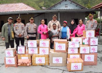 Bhayangkari Peduli, Kapolda Papua Tengah Salurkan Bantuan Ketua Bhayangkari Daerah Papua Tengah Kepada Para Pengungsi di Kab. Puncak Jaya