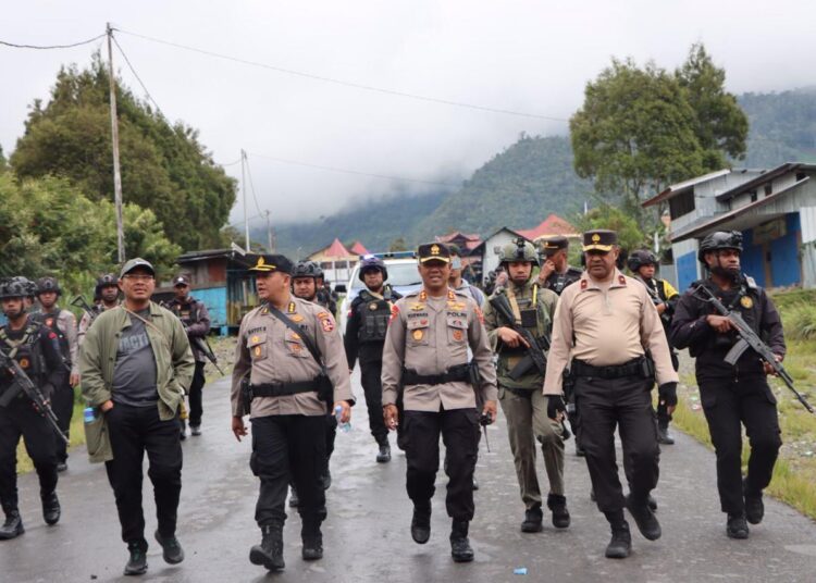 Pantau Sitkamtibmas Terkini, Kapolda Papua Tengah bersama Kapolres Puncak Jaya Laksanakan Patroli Dialogis Dengan Berjalan Kaki