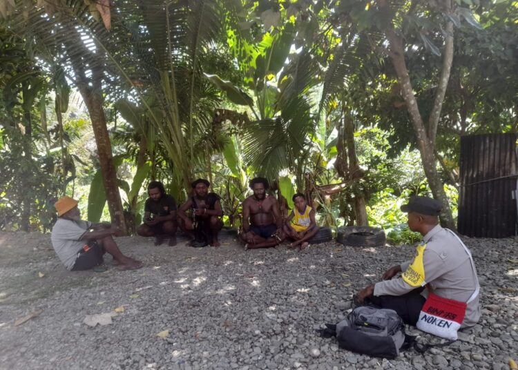 Bhabinkamtibmas Kampung Hangaitji Berikan Himbauan Kamtibmas kepada Warga Suku Damal