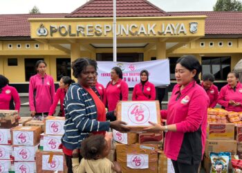 Bhayangkari Peduli, Kapolres Bersama Bhayangkari Cabang Puncak Jaya Salurkan Bantuan Kepada Para Pengungsi