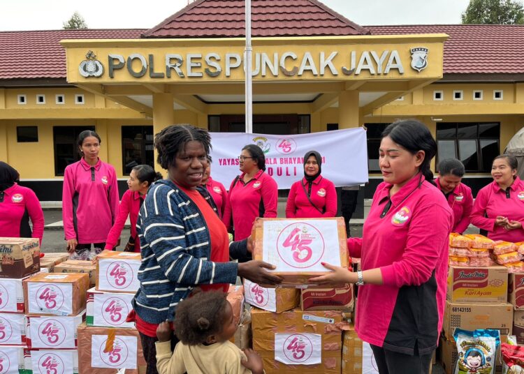 Bhayangkari Peduli, Kapolres Bersama Bhayangkari Cabang Puncak Jaya Salurkan Bantuan Kepada Para Pengungsi