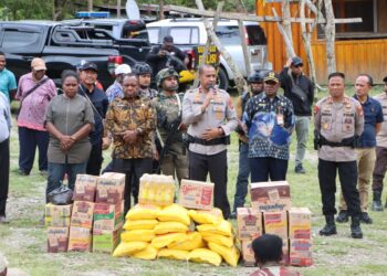 Wujud Belasungkawa, Kapolda Papua Tengah Berikan Bantuan Sembako Kepada Keluarga Korban Aksi Saling Serang di Puncak Jaya