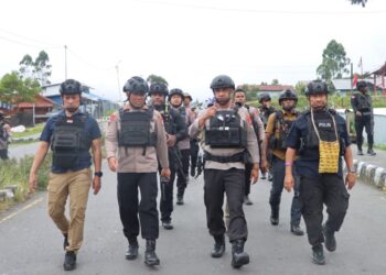 Pantau Sitkamtibmas Terkini, Kapolda Papua Tengah Bersama Kapolres Puncak Jaya Laksanakan Patroli Jalan Kaki Di Seputaran Kota Mulia