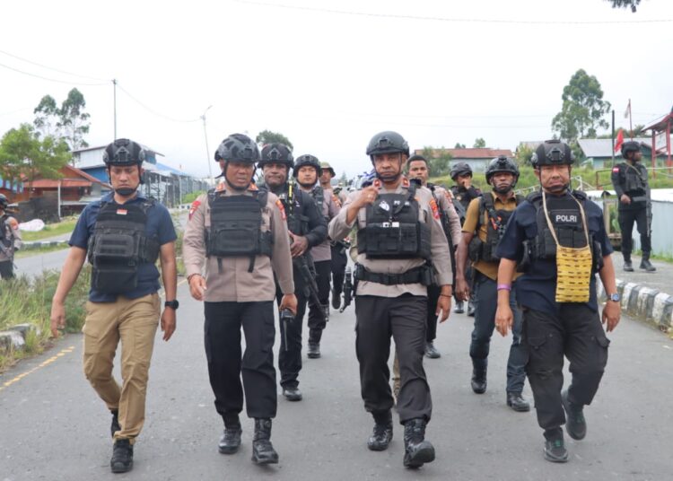 Pantau Sitkamtibmas Terkini, Kapolda Papua Tengah Bersama Kapolres Puncak Jaya Laksanakan Patroli Jalan Kaki Di Seputaran Kota Mulia