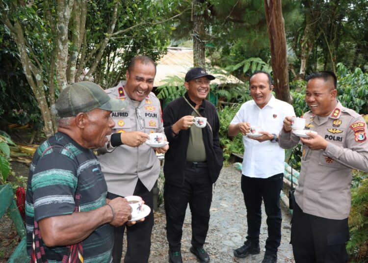 Dukung Perkembangan UMKM, Kapolda Papua Tengah Bersama Forkopimda Puncak Jaya Kunjungi Perkebunan Kopi Mulia