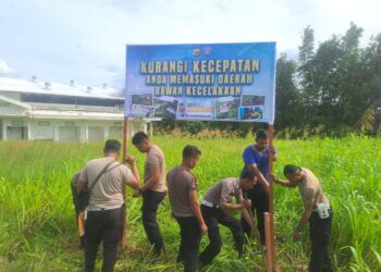 Sat Lantas Polres Keerom Polda Papua Gencar Pasang Spanduk Imbauan Tertib Berlalu Lintas