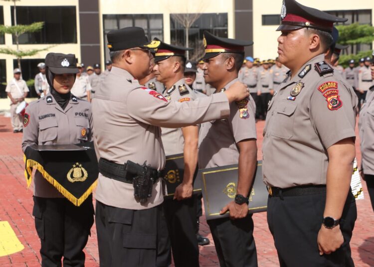 Pimpin Upacara Hari Kesadaran Nasional, Wakapolda Papua Berikan Penghargaan Kapolri Kepada Anggota Yang Berprestasi