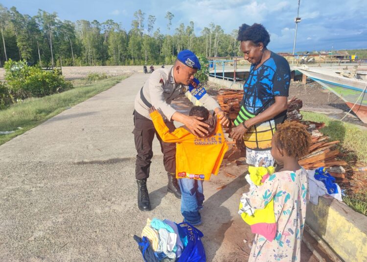 Sat Polairud Polres Mimika Polda Papua Bagikan Pakaian Layak Pakai kepada Masyarakat