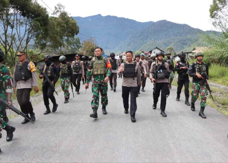 Kapolres Puncak Jaya Bersama Dandim 1714/PJ Pimpin Patroli Jalan Kaki Cipta Kondisi Jelang Putusan MK
