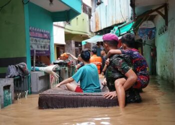 Aksi Tanggap Prajurit Pasmar 1 Korps Marinir Evakuasi Korban Banjir di Jakarta