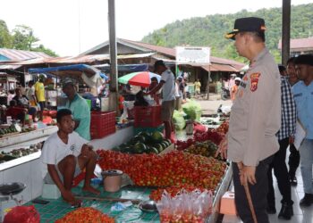 Jelang Bulan Puasa, Polres Waropen Polda Papua Lakukan Operasi Pasar Antisipasi Kenaikan Harga Sembako