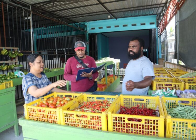 Satgas Pangan Sat Reskrim Polres Keerom Polda Papua Cek Harga Bahan Pokok di Sejumlah Toko dan Kios