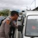 Polsek Sentani Kota Polda Papua Bagikan Takjil kepada Pengendara di Lampu Merah Bandara