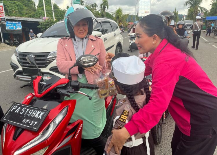 Bhayangkari Polda Papua Tengah bagikan takjil di Nabire, wujud kepedulian di bulan Suci Ramadhan