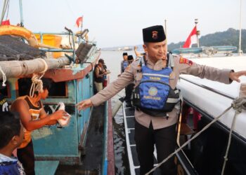 Bagi Takjil di Laut, Polresta Cilacap Disambut Antusias Masyarakat dan Nelayan