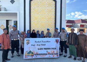 Personil Bidpropam Polda Papua Berbagi Takjil Gratis kepada Jamaah Masjid