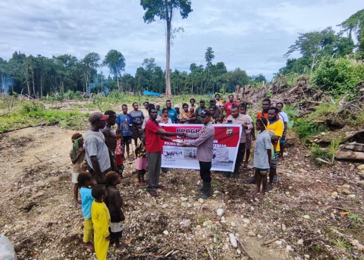 Polsek Mimika Barat Jauh Dukung Ketahanan Pangan dengan Melakukan Pendampingan dan Menyerahkan Bantuan Bibit