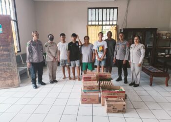 Biddokkes Polda Papua Bagikan Sembako dan Gelar Bakti Kesehatan