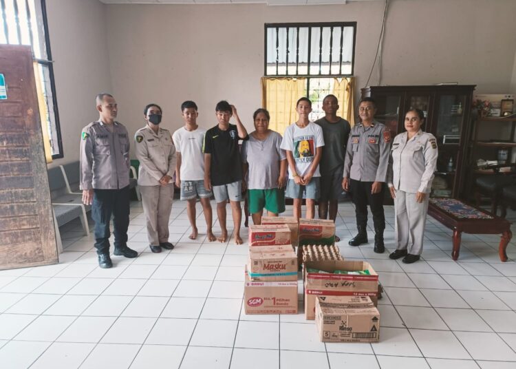 Biddokkes Polda Papua Bagikan Sembako dan Gelar Bakti Kesehatan