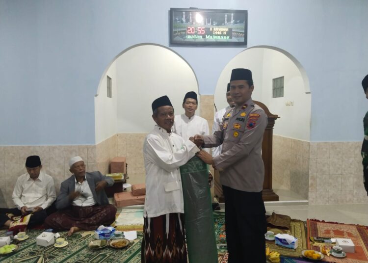 Polsek Majenang Hadiri Kegiatan Tarawih dan Silaturahmi di Masjid Jami Al-Munawaroh
