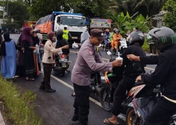 Polsek Majenang Dan Saka Bhayangkara Bagi Bagi Takjil Gratis Kepada Masyarakat