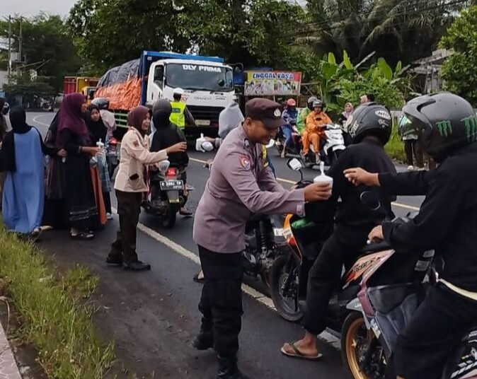 Polsek Majenang Dan Saka Bhayangkara Bagi Bagi Takjil Gratis Kepada Masyarakat