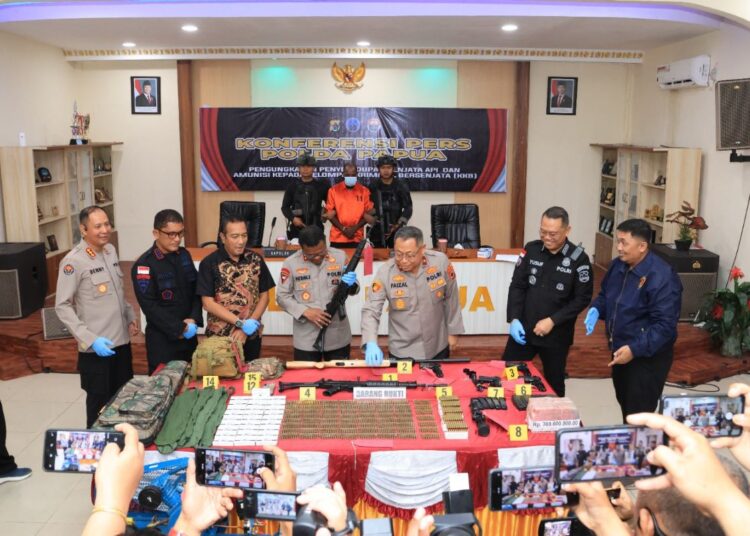 Kapolda Papua Pimpin Pelaksanaan Press Release Penangkapan Pelaku Penyelundupan Senjata