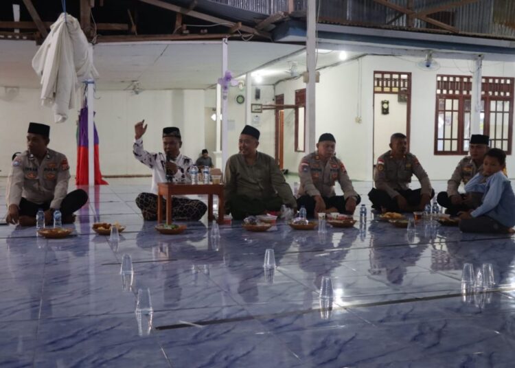 Polisi Buka bersama dengan Masyarakat di Masjid Darul Hidayah Kabupaten Boven Digoel