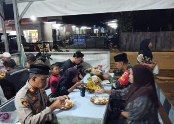 Kapolsek Majenang AKP Hadi Nugroho, SH, M.M, Traktir Warga Saat Sahur Bareng di Warung