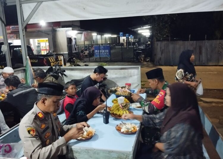 Kapolsek Majenang AKP Hadi Nugroho, SH, M.M, Traktir Warga Saat Sahur Bareng di Warung