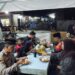 Kapolsek Majenang AKP Hadi Nugroho, SH, M.M, Traktir Warga Saat Sahur Bareng di Warung