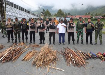 Kapolda Papua Tengah Pimpin Langsung Giat Razia Alat Perang di Kab. Puncak Jaya