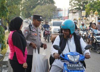 Ramadhan Berkah, Wakapolres Jayapura Bersama Para Personel Bagikan Takjil