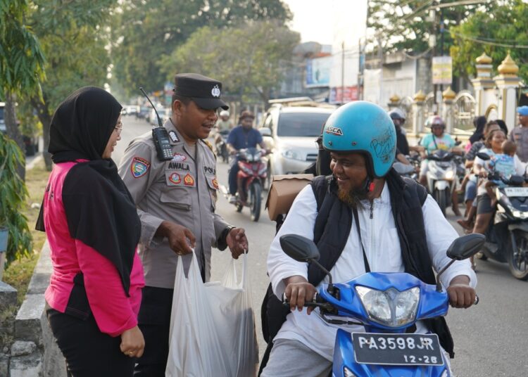 Ramadhan Berkah, Wakapolres Jayapura Bersama Para Personel Bagikan Takjil