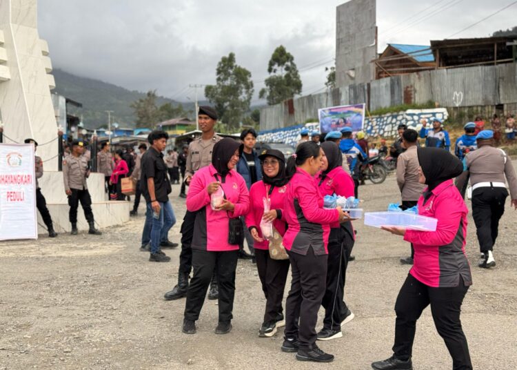 Polres Tolikara Berbagi Takjil Kepada Pengguna Jalan di Kota Karubaga