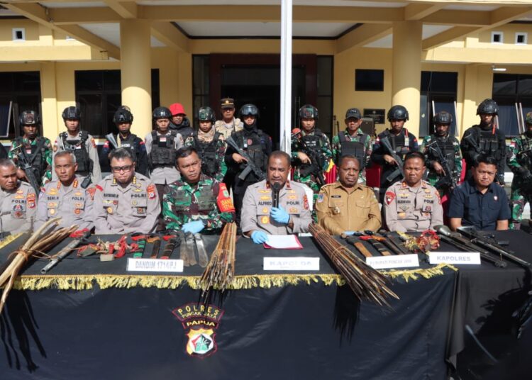 Kapolda Papua Tengah Pimpin Press Release Update Data Korban Jiwa, Kebakaran Sengketa dan Bukti Hasil Razia Alat Perang Oleh TNI-POLRI Selama Masa Pilkada Puncak Jaya
