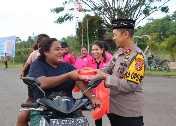 Berbagi Keberkahan di Bulan Ramadhan, Kapolres Sarmi Polda Papua serta Bhayangkari Ranting Sarmi Kota Membagikan Takjil
