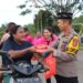 Berbagi Keberkahan di Bulan Ramadhan, Kapolres Sarmi Polda Papua serta Bhayangkari Ranting Sarmi Kota Membagikan Takjil