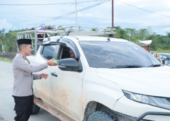 Berkah Di Bulan Ramandhan, Polres Keerom Bersama Insan Pers Berbagi Takjil Kepada Masyarakat