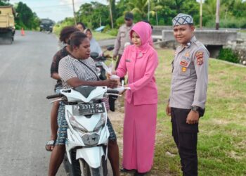 Tebarkan Kebaikan di Bulan Suci Ramadhan, Kapolsek Bonggo Polda Papua Bagi-bagi Takjil