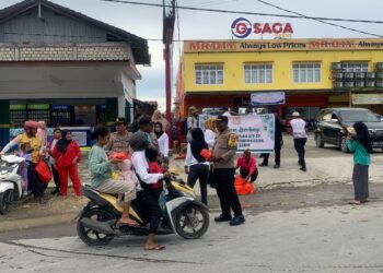 Personel Polres Sarmi Polda Papua Tabur Kebaikan Dengan Berbagi Takjil