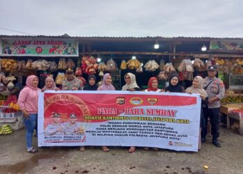 Personel Polsek Muara Tami Polda Papua Sambangi Masyarakat Holtekam