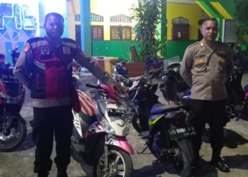 Personel Polsek Sarmi Kota Polda Papua Laksanakan Pengamanan Sholat Tarawih di Masjid Agung Nurul Islam