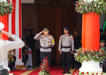 Kapolri Pimpin Apel Gelar Pasukan Operasi Ketupat 2025 di Surabaya