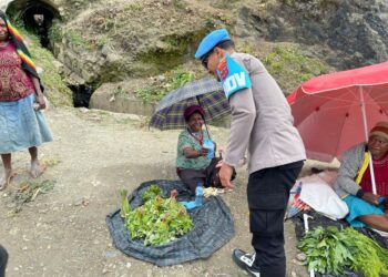 Sie Propam Polres Tolikara Polda Papua Turun Kejalan Bagikan Takjil Untuk Masyarakat