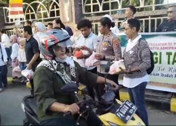 Alumni SIP Angkatan 50 Polda Papua Bagikan Takjil, Jalin Silaturahmi dengan Masyarakat